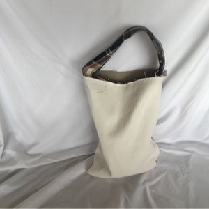 It is a purse and it is called Natural country.